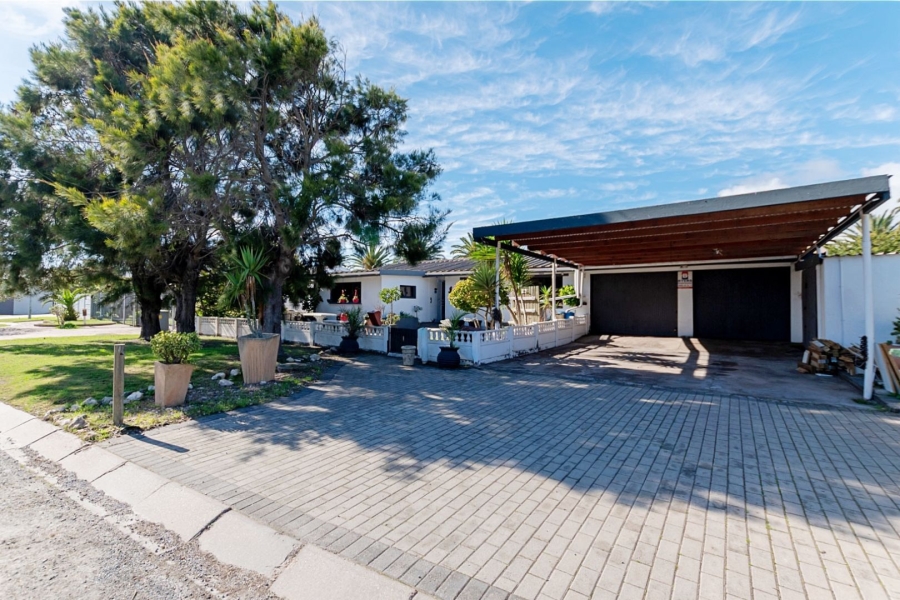 3 Bedroom Property for Sale in Middedorp Western Cape